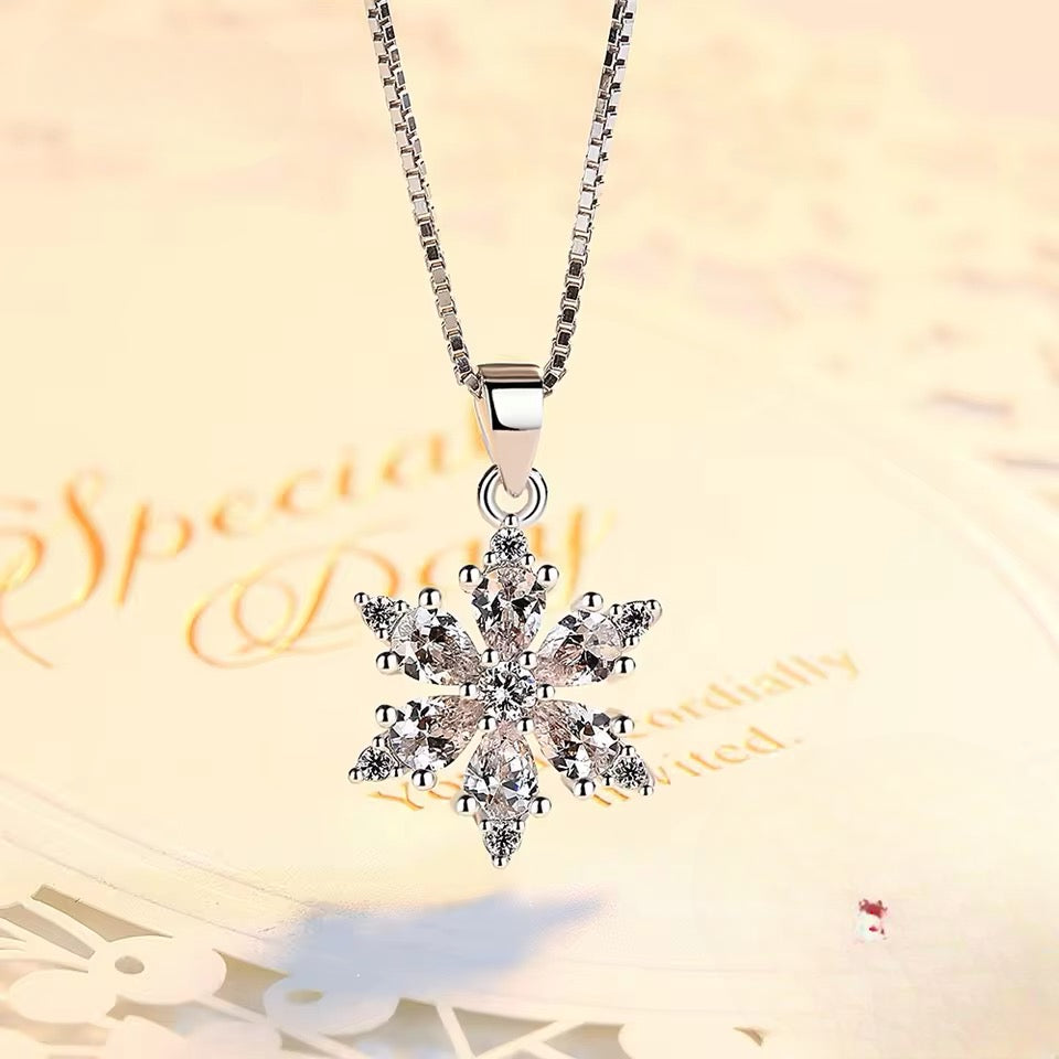 Collar de Plata Esterlina y Zircón, diseño de copo de nieve.
