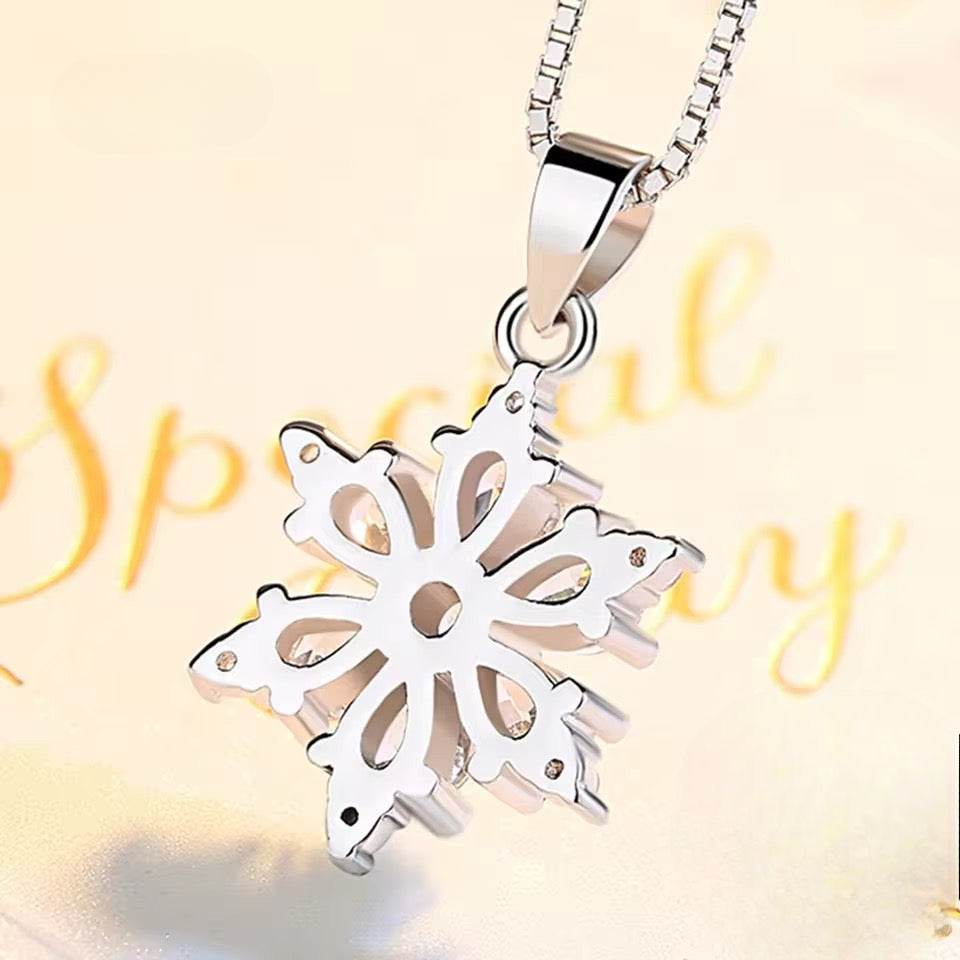 Collar de Plata Esterlina y Zircón, diseño de copo de nieve.