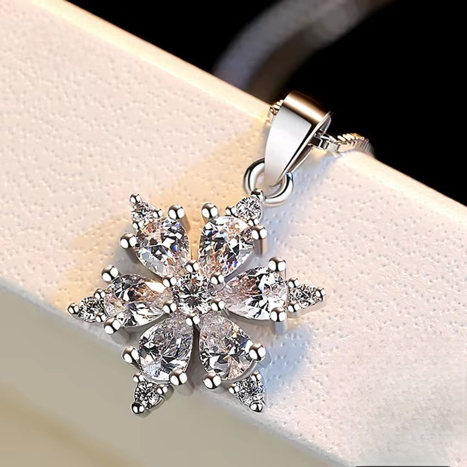 Collar de Plata Esterlina y Zircón, diseño de copo de nieve.