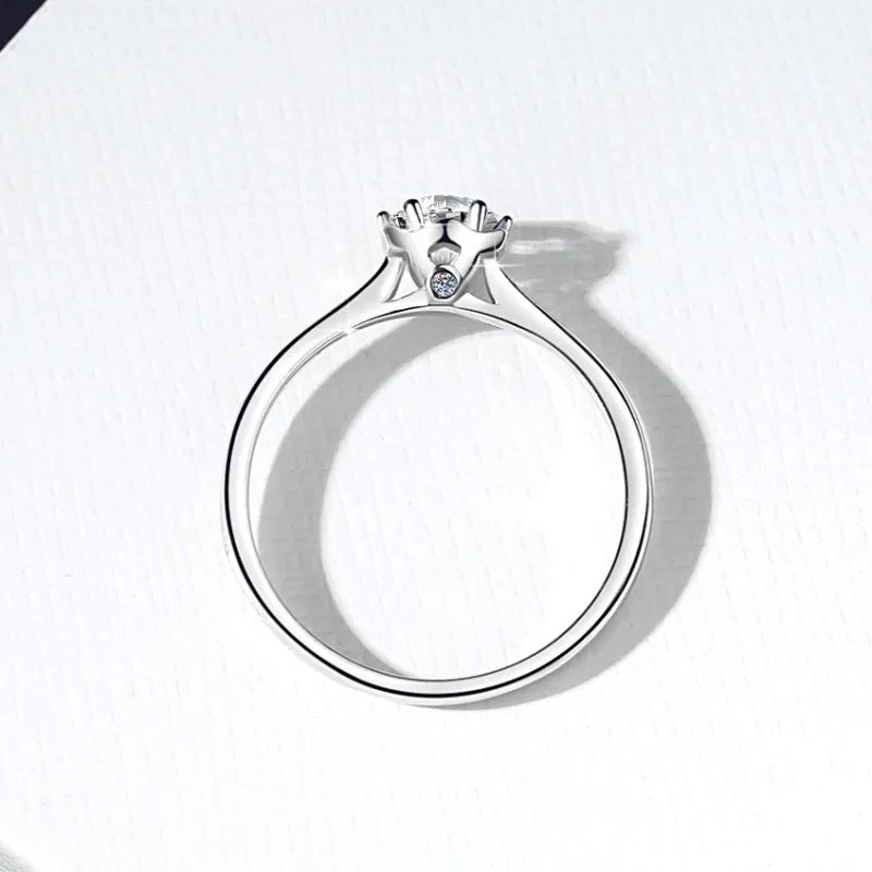 Anillo de Plata Esterlina 925 Bañado en Rodio con Moissanita de 0.5 Quilate, VVS1, Color D, Certificado GRA