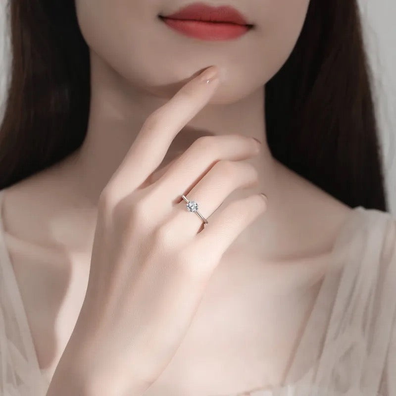 Anillo de Plata Esterlina 925 Bañado en Rodio con Moissanita de 0.5 Quilate, VVS1, Color D, Certificado GRA