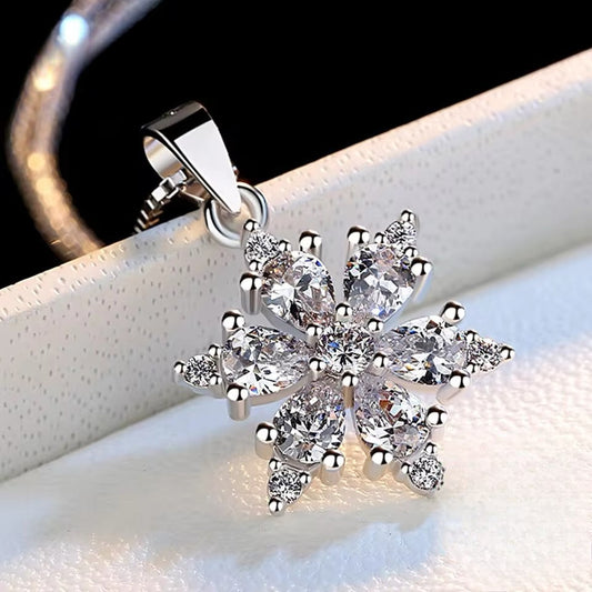 Collar de Plata Esterlina y Zircón, diseño de copo de nieve.